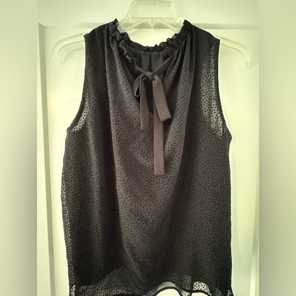 Elegant Black Sleeveless Top - Picture 2 of 2